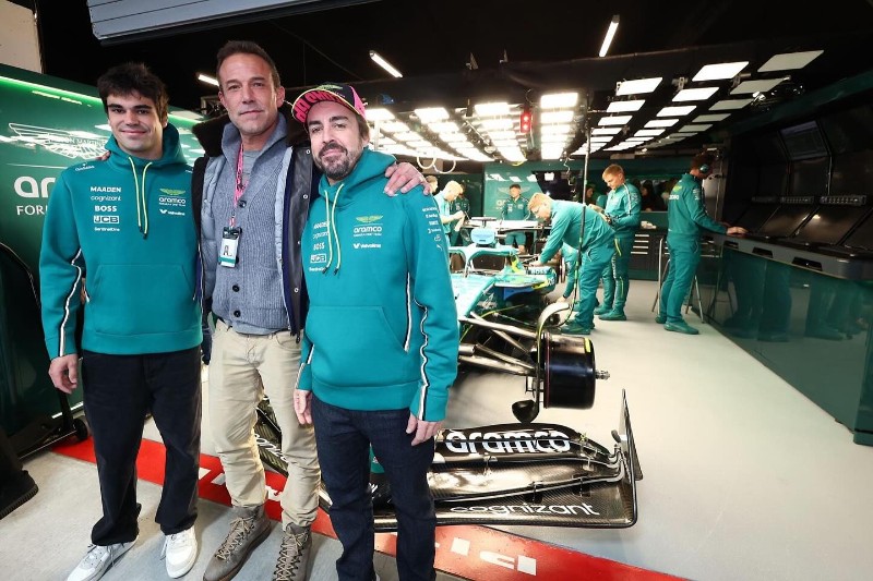 Пилотите от Формула 1 Ланс Строл, и Фернандо Алонсо, заедно с Бен Афлек.