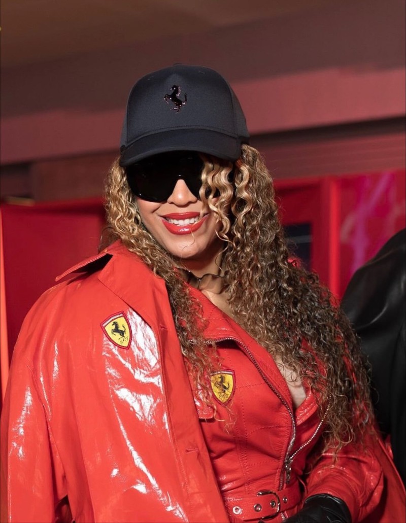 Бионсе облечена в стил Ферари.