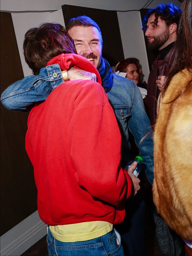 Дейвид Бекъм прегръща Круз Бекъм.