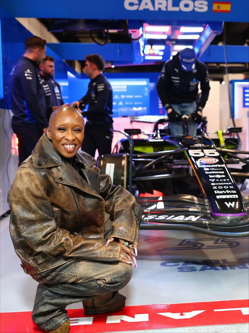 Синтия Ериво в бокса на Atlassian Williams Racing.