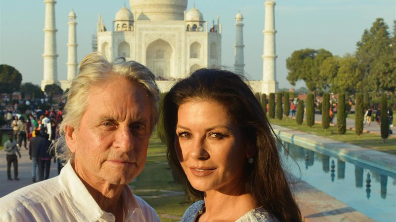 Майкъл Дъглас и Катрин Зита-Джоунс пред Тадж Махал в Индия.
