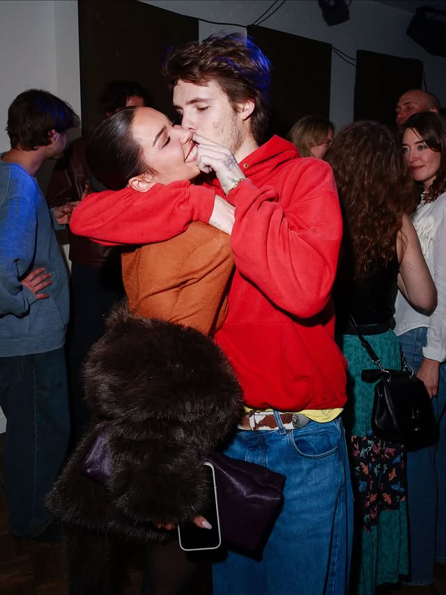 Круз Бекъм прегръща Джаки Апостел.