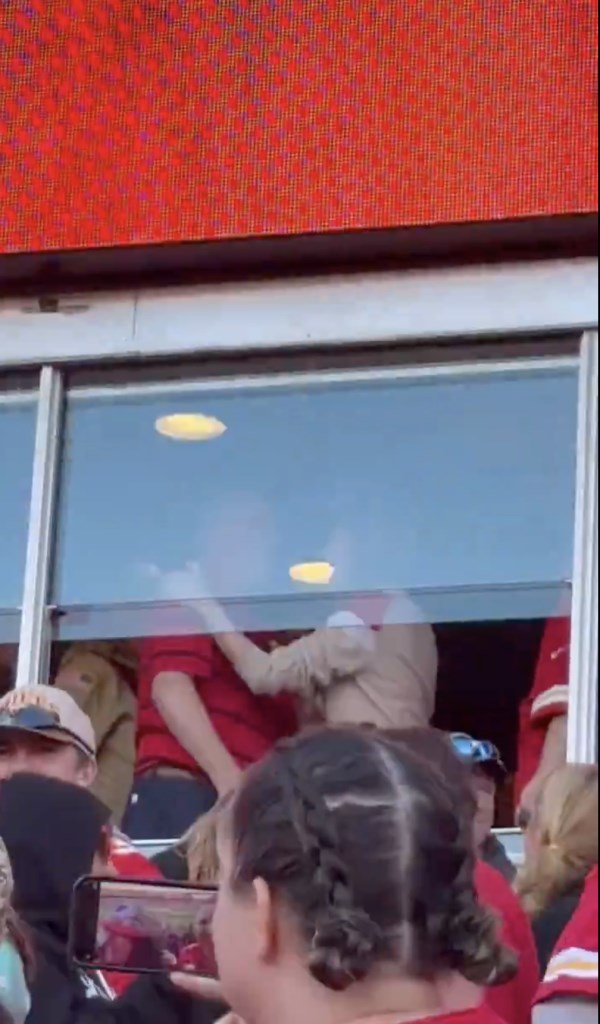 Тейлър Суифт на стадион Arrowhead в Канзас Сити, Мисури.