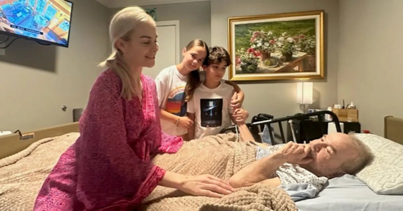 Карл Уесткот заедно с дъщеря си и внуците си.