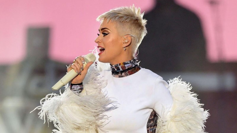 Кейти Пери по време на концерт в Англия.