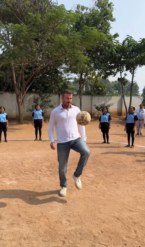 Дейвид Бекъм играе с футболна топка в Индия.