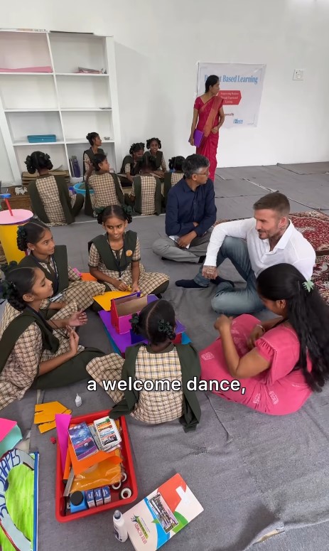 Дейвид Бекъм с децата в училище.