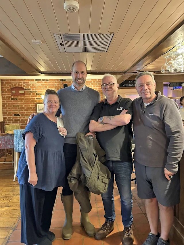 Принц Уилям в местната кръчма.