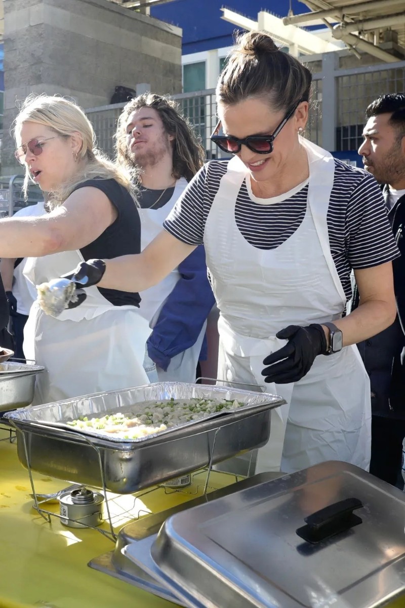 Дженифър Гарнър като доброволка в раздаването на храна за бездомни в Лос Анджелис.