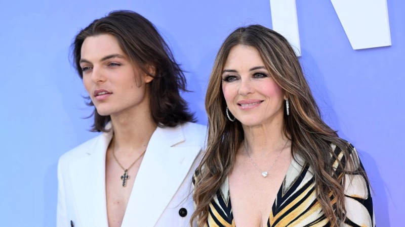 Деймиън заедно с майка си Елизабет Хърли.