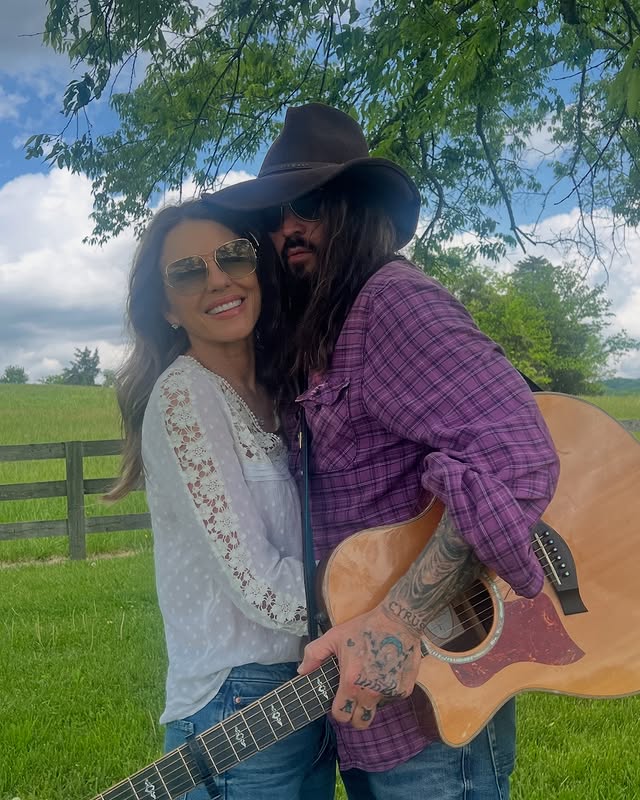 Елизабет Хърли заедно с Били Рей Сайръс.