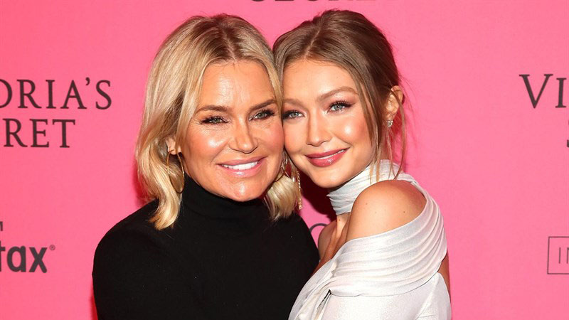 Джиджи Хадид с майка си Йоланда по време на партито след шоуто на Victoria Sercret през 2018 г.