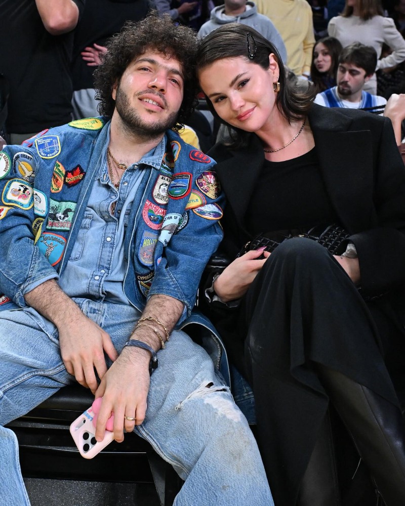 Селена Гомес и Бени Бланко на баскетболен мач на Лос Анджелис Лейкърс.