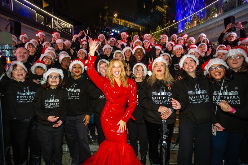 Кайли Миноуг заедно с хора от Battersea Power Station.