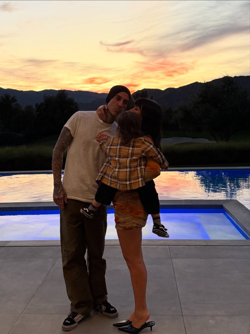 Травис Баркър, Кортни Кардашян и малкия Роки.