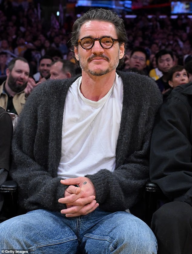 Педро Паскал на баскетболен мач на Лос Анджелис Лейкърс.