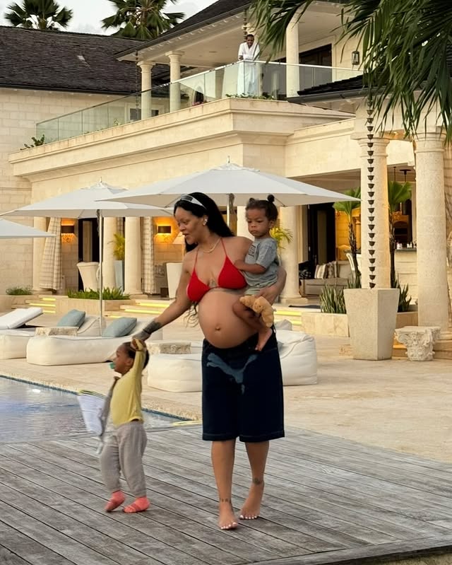 Риана със своите деца.