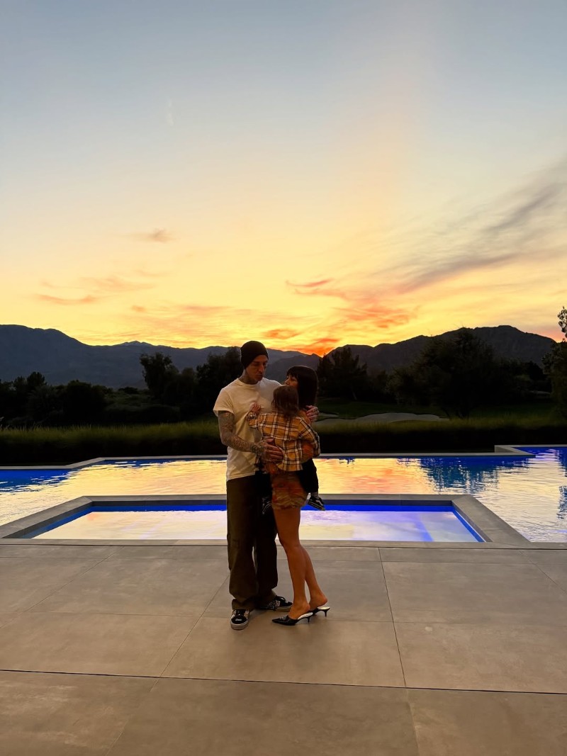 Кортни Кардашян и Травис Баркър с малкия им син.