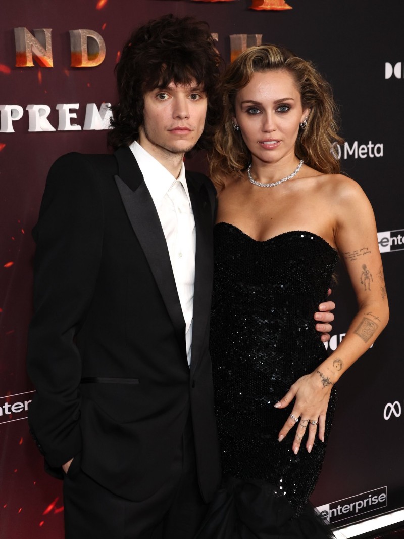 Майли Сайръс и Макс Морандо на премиерата на филма “Аватар: Огън и пепел“ в Лос Анджелис.