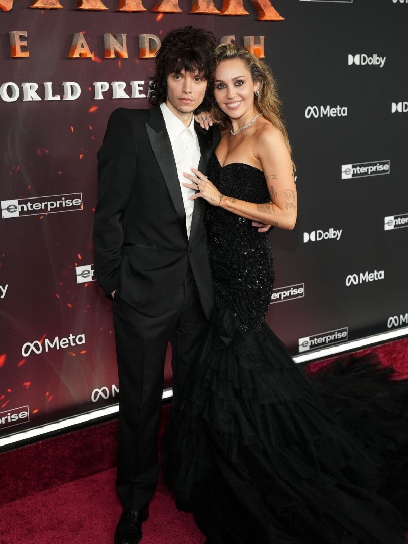 Майли Сайръс и Макс Морандо по време на премиерата на филма “Аватар: Огън и пепел“ в Лос Анджелис.