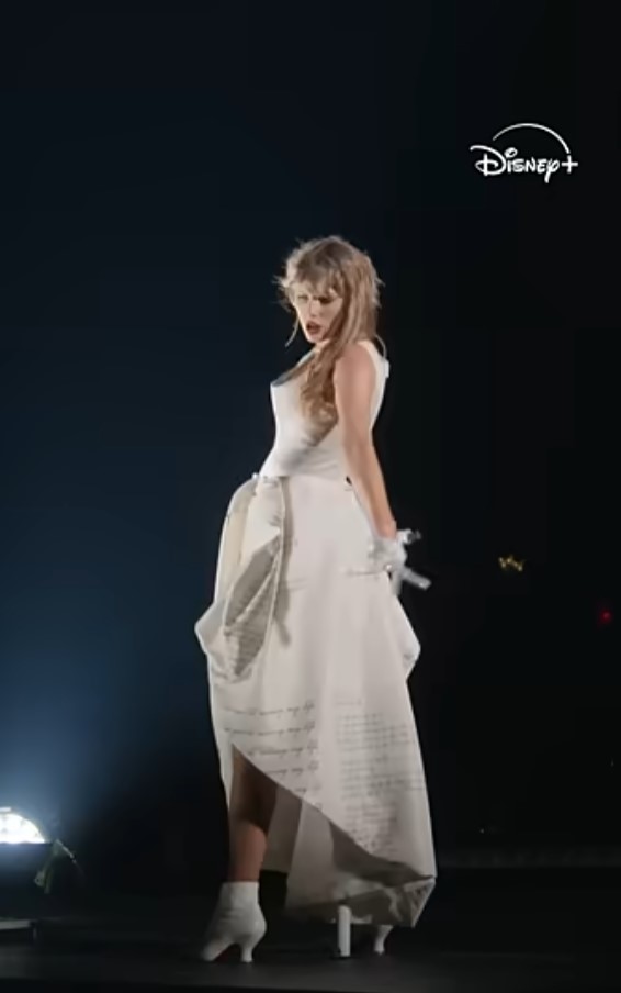 Тейлър Суифт по време на концерт от турнето Eras Tour.