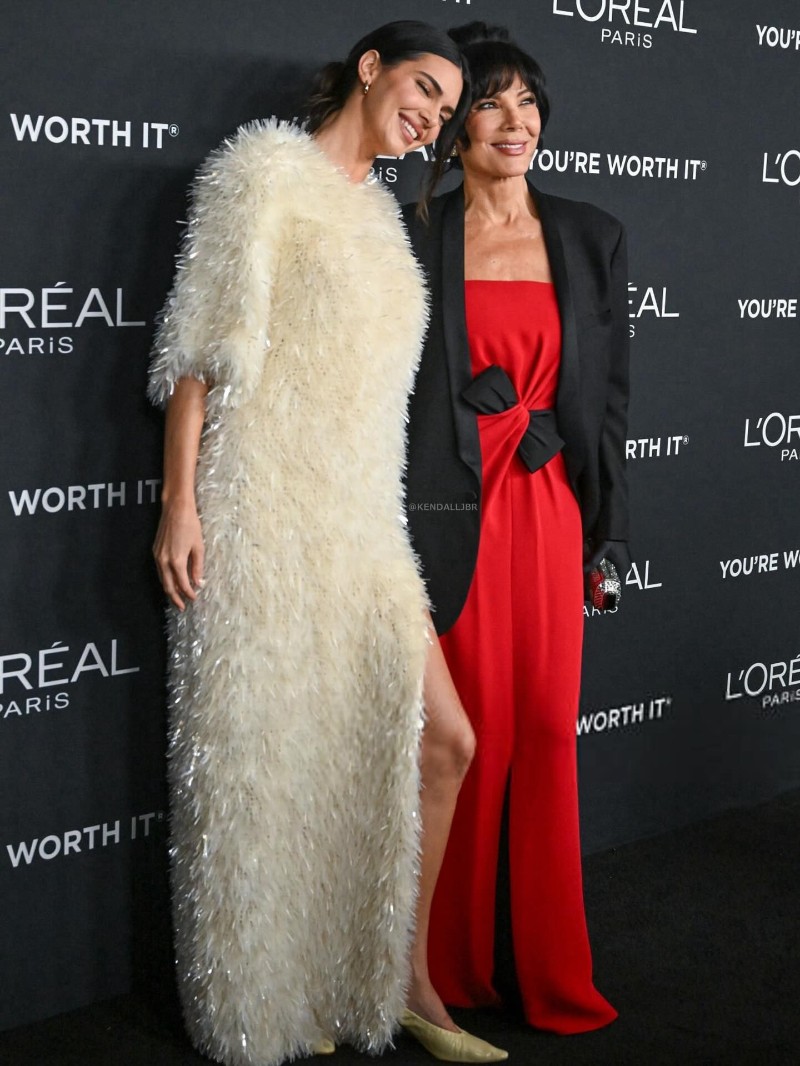 Кендъл и Крис Дженър по време на  L'Oreal Paris Women of Worth.