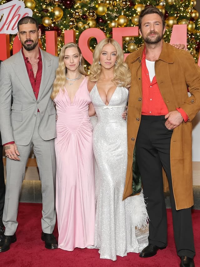 Сидни Суини със своите колеги на премиерата на филма “The Housemaid“, 2 Декември, 2025 г.