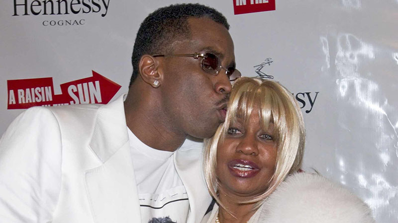 Шон Комбс и майка му Джанис Комбс присъстват на премиерата на новата бродуейска постановка „Стафида на слънце“ в театър „Роял“ в Ню Йорк.