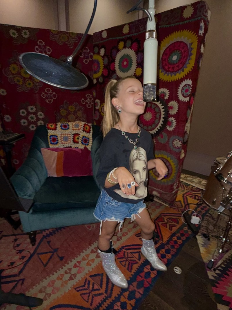 Бърди облечена като майка си.