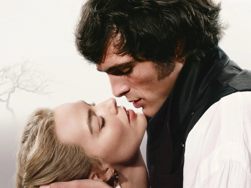 Марго Роби и Джейкъб Елорди във филма “Брулени хълмове“.