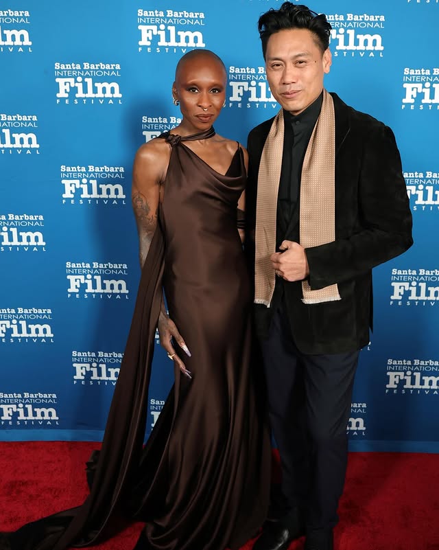 Синтия Ериво и Джон М. Чу по време на Международния филмов фестивал в Санта Барбара, 4 Декември, 2025 г.