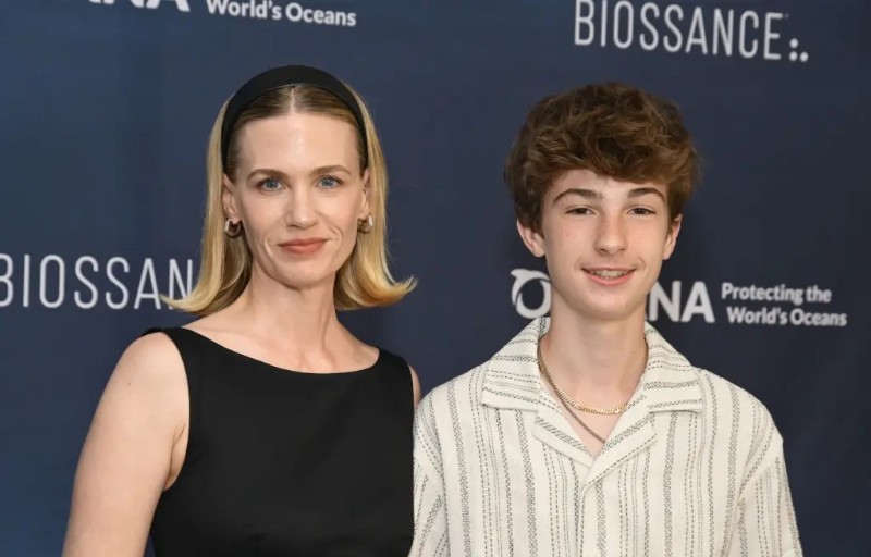 Джануари Джоунс заедно със сина си Ксандър.