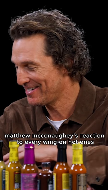 Матю Макконъхи в популярното шоу Hot Ones.