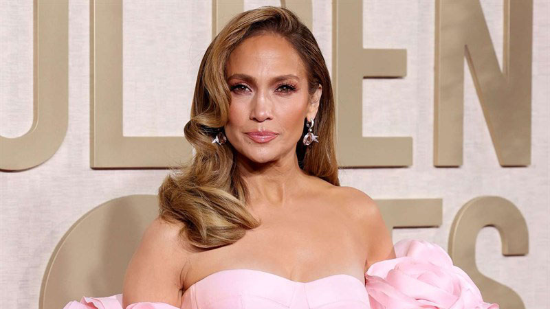 Дженифър Лопес присъства на 81-вата церемония по връчването на наградите „Златен глобус“ на 7 Януари 2024 г. в Бевърли Хилс, Калифорния.