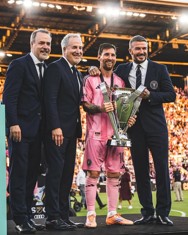 Дейвид Бекъм и Лионел Меси позират с купата.