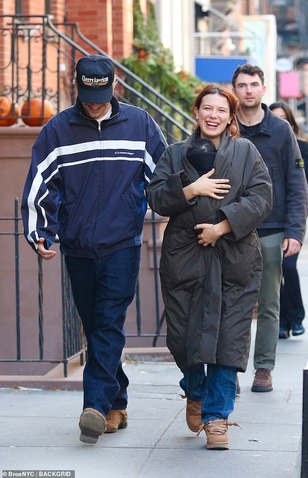 Джейк Бонджови и Мили Боби Браун заедно с тяхната дъщеря.