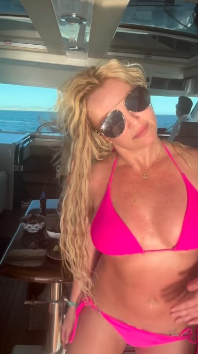 Бритни Спиърс на яхтата.