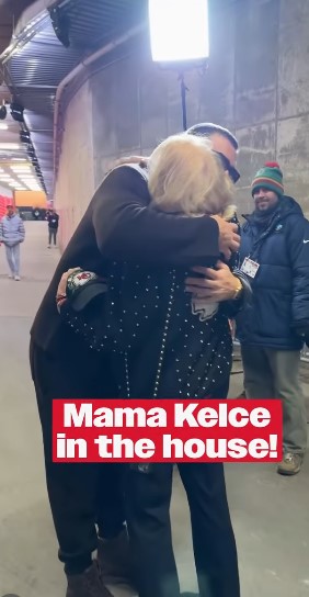 Травис Келси прегръща майка си.