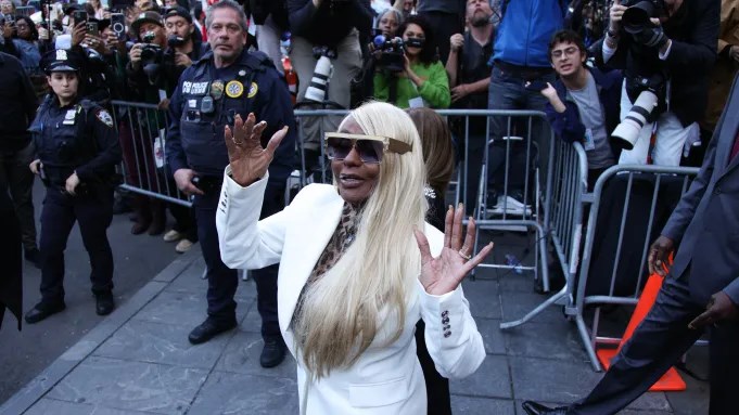 Джанис Комбс напуска федералния съд в Манхатън на 3 Октомври 2025 г.