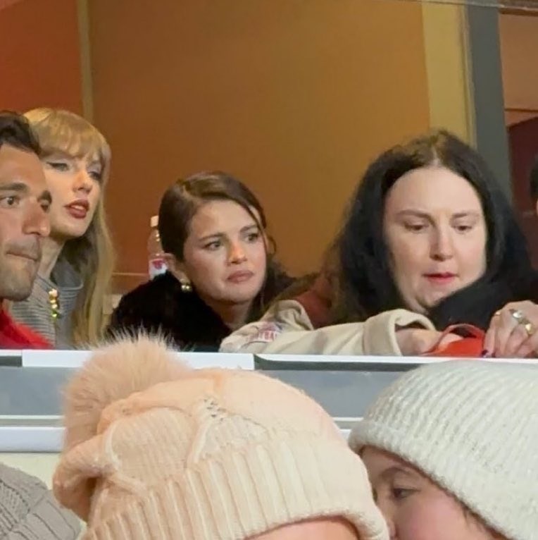 Тейлър Суифт и Селена Гомес наблюдават мача.